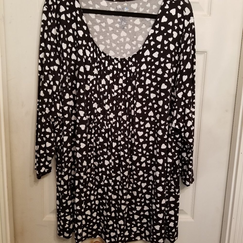 Black ad white heart print scoop neck top